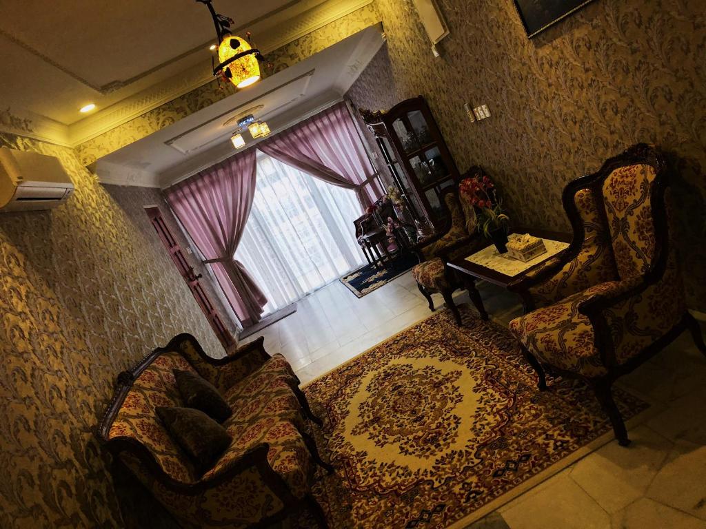 乔治市Bayan Baru Homestay @ Taman Sri Nibong的客厅享有空中景致,设有窗户