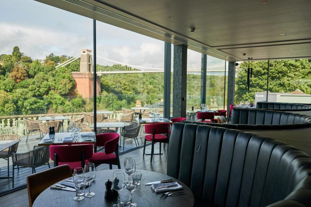 布里斯托阿翁乔治凡酒店的餐厅设有桌椅,享有桥梁的景致。