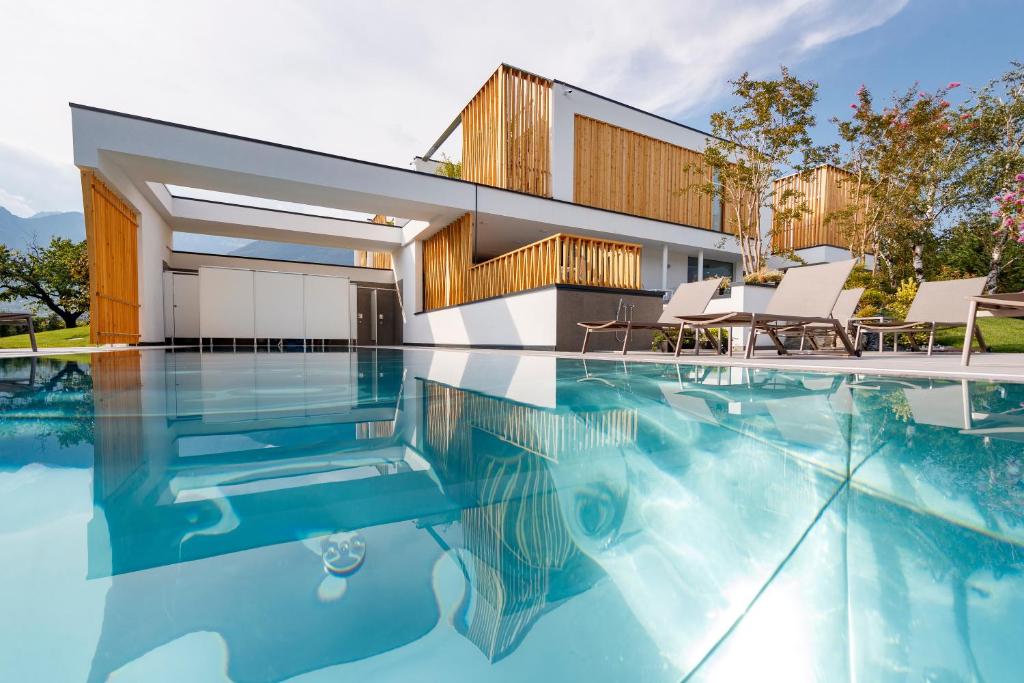 阿科ALEA - Garda Lake Suite的房屋前的游泳池