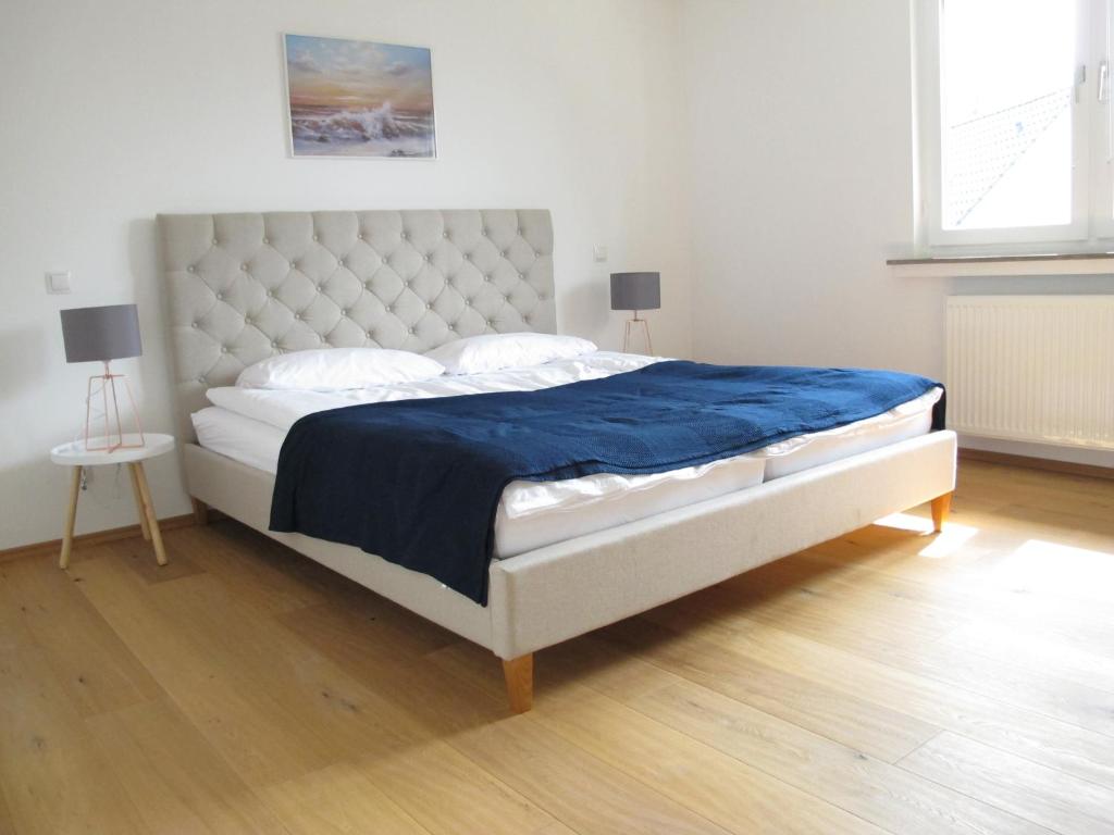 波恩Hygge Apartments Bonn的一间卧室配有一张带蓝色毯子的大床