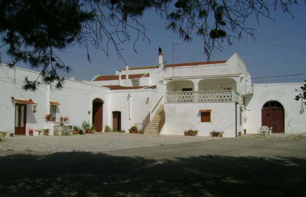 莫托拉Masseria Cassiere的一座白色的建筑,前面有楼梯