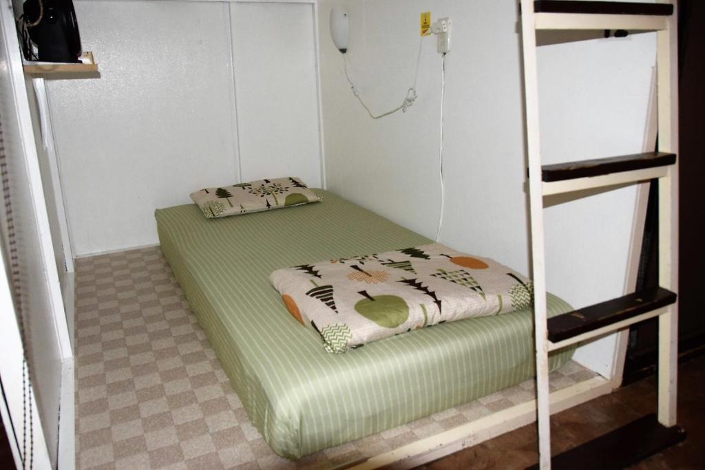 那霸久茂地旅馆的一间客房内配有两张双层床的房间