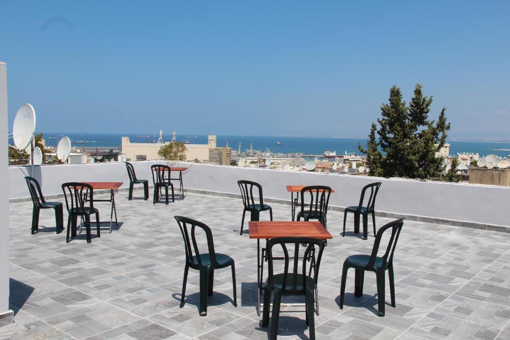 海法Apartments With Sea View的屋顶上的一组桌椅