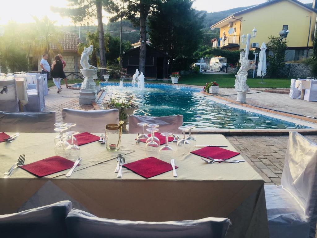 拉默齐亚泰尔默Hotel Bucolia的一张在游泳池前为婚礼准备的桌子