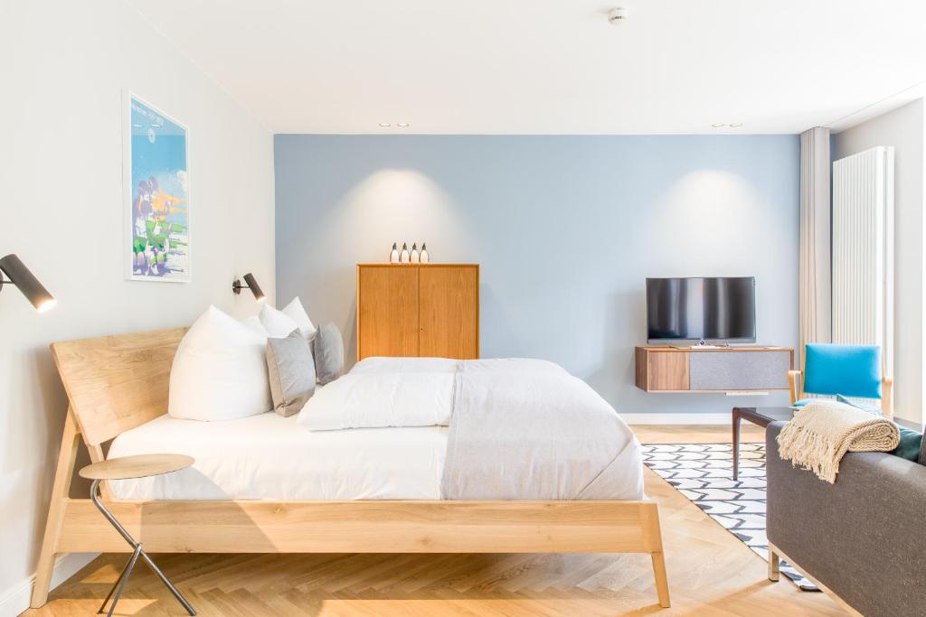 塞巴特阿尔贝克OSTKÜSTE - Nadler Hof Design Apartments的一间卧室配有一张大床和一张沙发