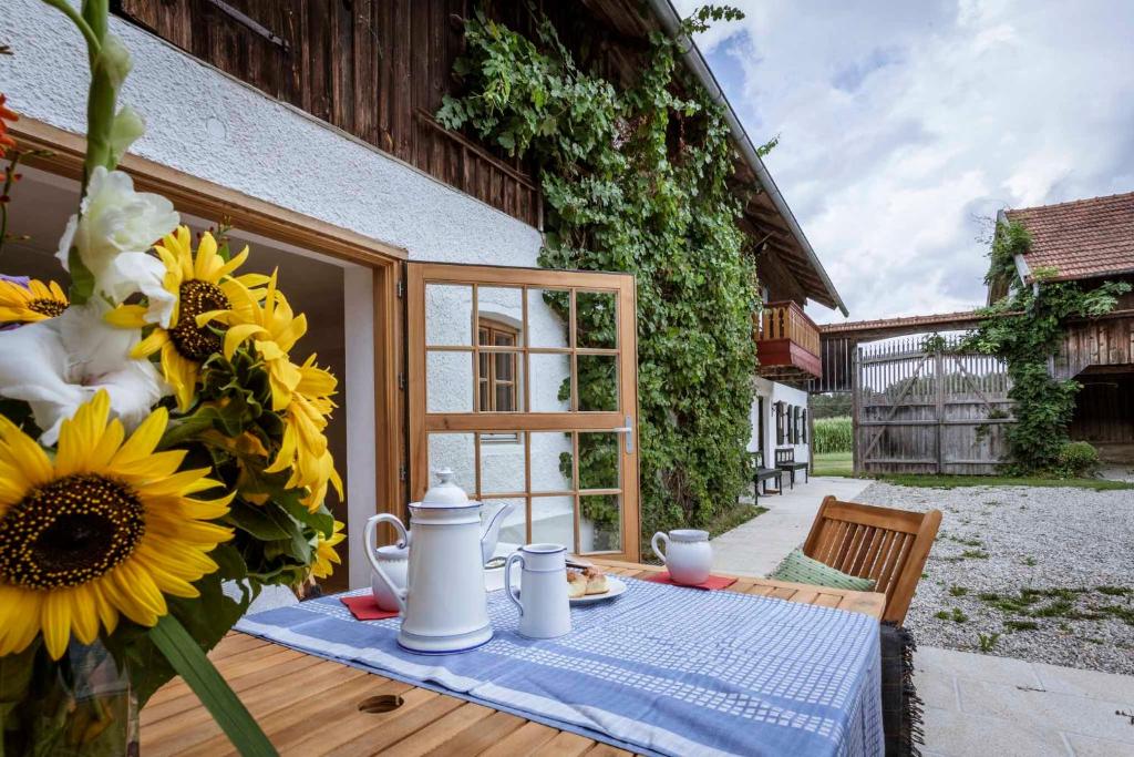 普法尔基尔兴Landhaus Holzen的上面有向日葵花瓶的桌子