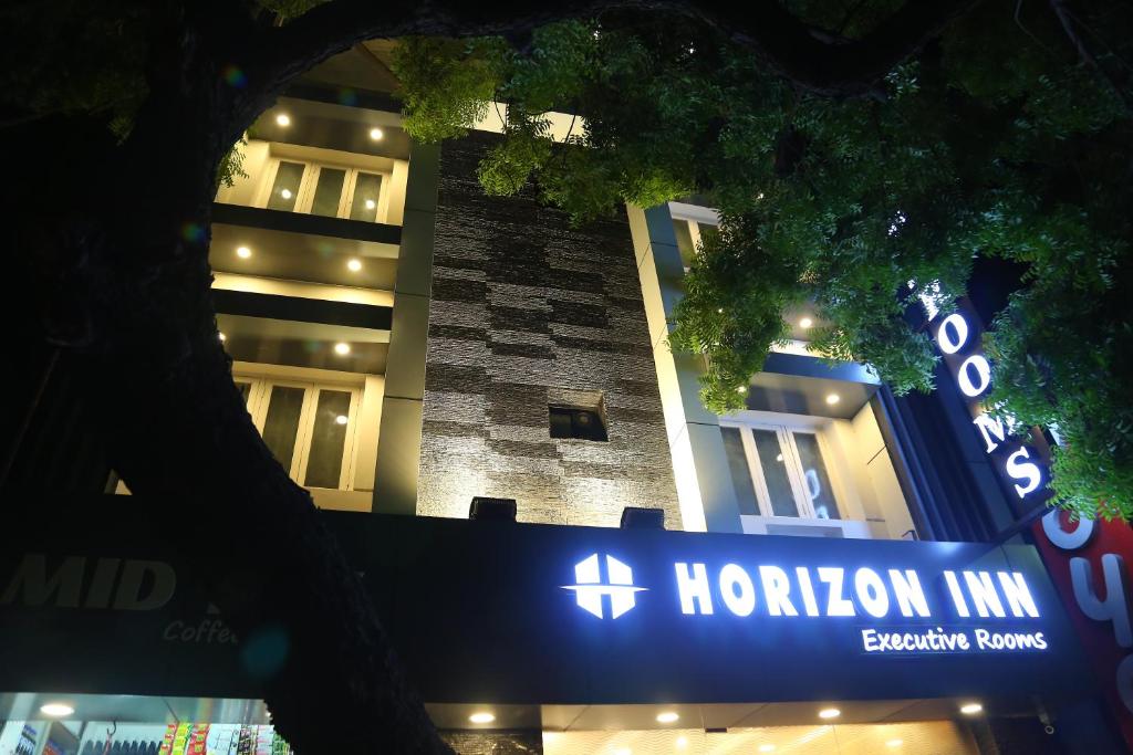 钦奈Horizon Inn的大楼前的希尔顿标志