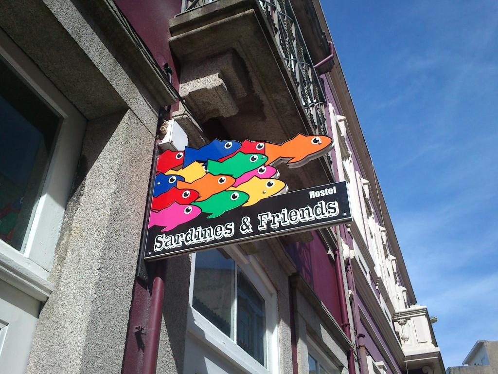 波瓦-迪瓦尔津Sardines and Friends Hostel 04的建筑物一侧的标志