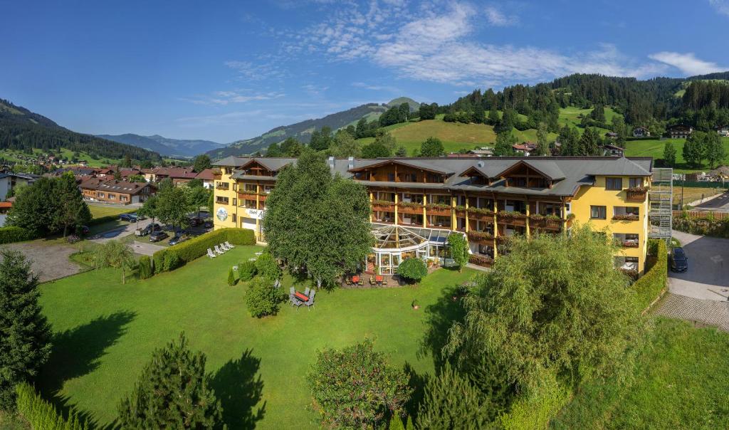布利克森塔勒Alpenhof Brixen的山脉酒店空中景色