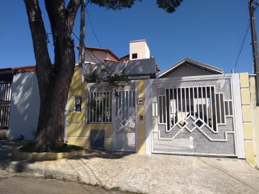 索罗卡巴Casa do Henrique 3的一座建筑,前面有一棵树,有一个门