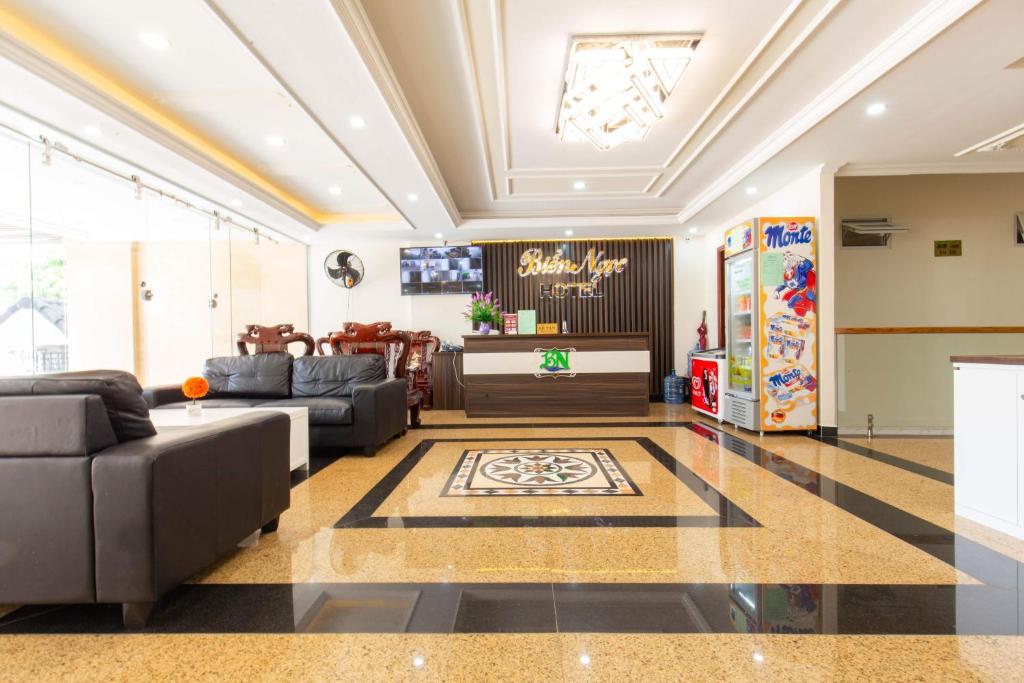 头顿Biển Ngọc Hotel的客厅配有沙发和桌子