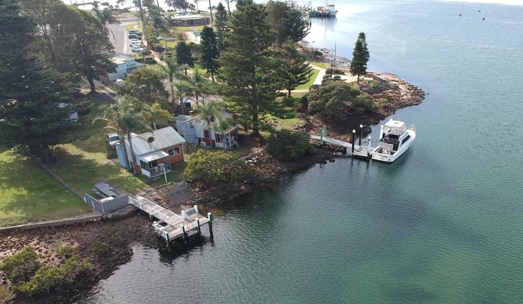 格林威尔点Waterfront Cottages的船停靠在水面上的码头