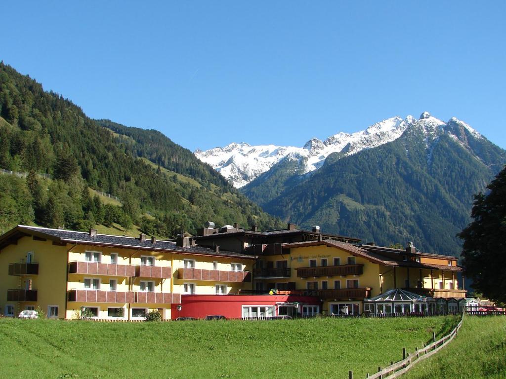 大格洛克纳山道旁富施兰派霍索酒店兼餐厅的山地建筑