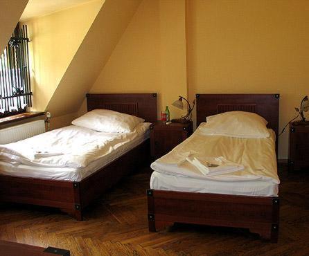 切申Dworek Cieszyński的两张睡床彼此相邻,位于一个房间里