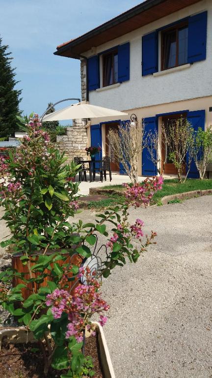 MamirolleAu Doubs Cocon Fleuri的前面有鲜花的蓝色建筑