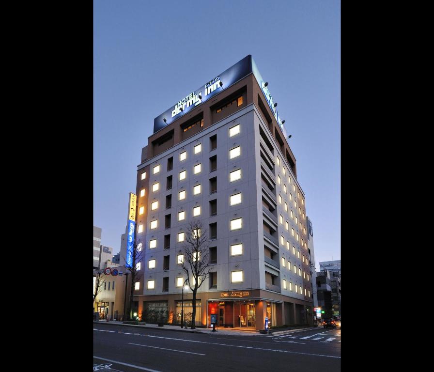松本多美迎松本酒店的上面有标志的建筑