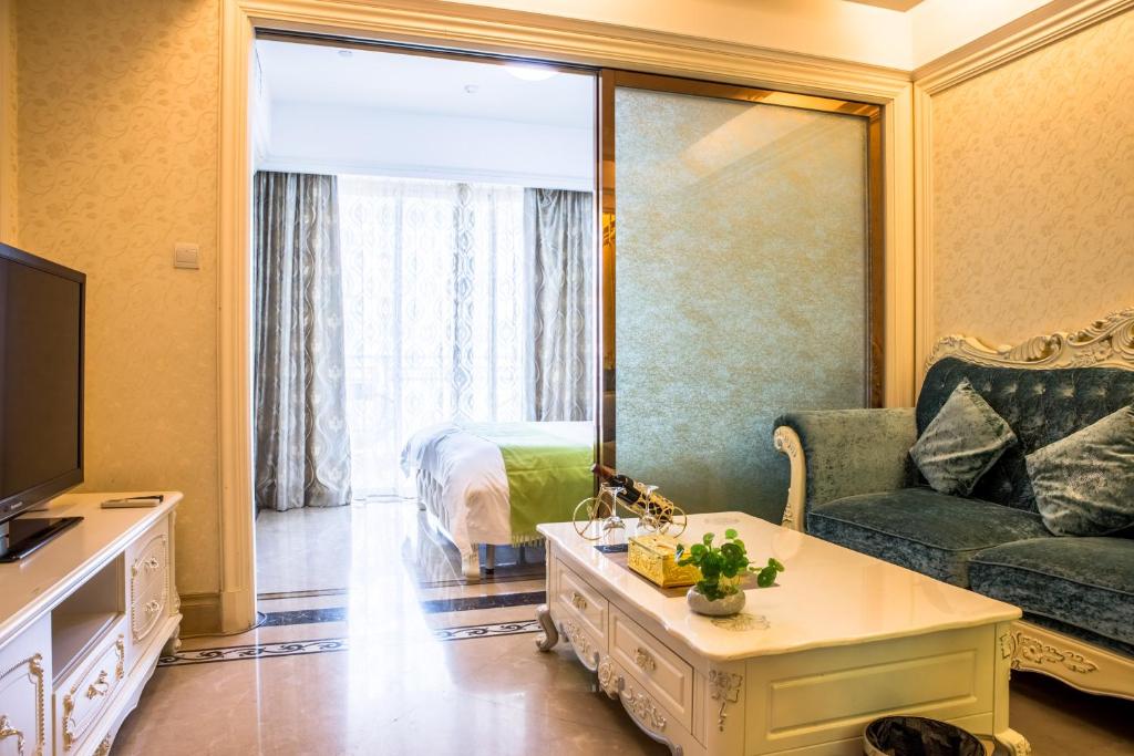 广州广州北京路维福顿公寓（广交会期间免费穿梭巴士）的带沙发的客厅和带沙发床的房间