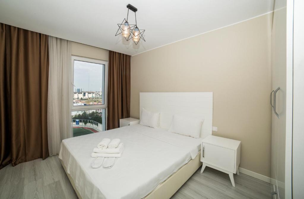 伊斯坦布尔Medproper Suites的白色的卧室设有白色的床和窗户。