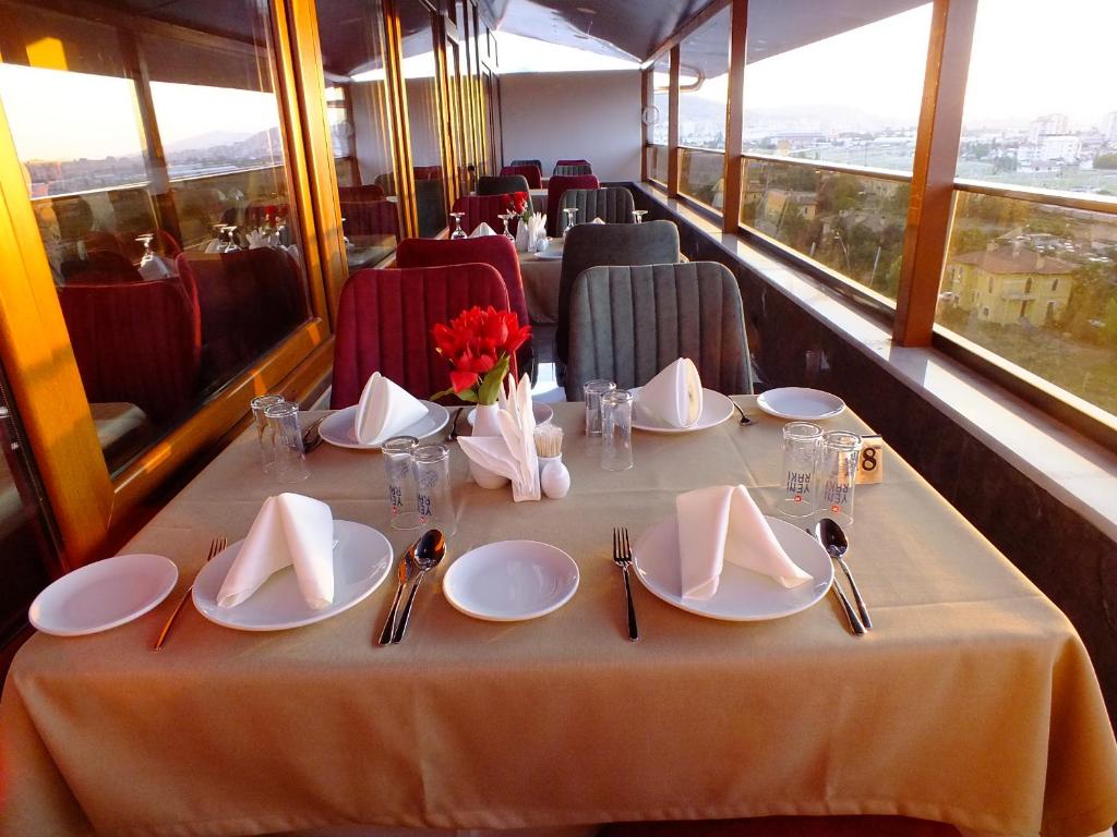 开塞利里佛斯酒店的火车上带盘子和餐巾的桌子