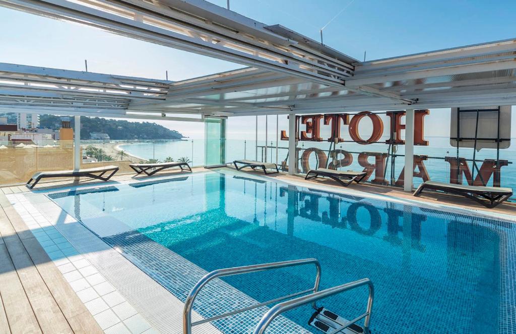 罗列特海岸马索尔酒店的享有水景的大型游泳池