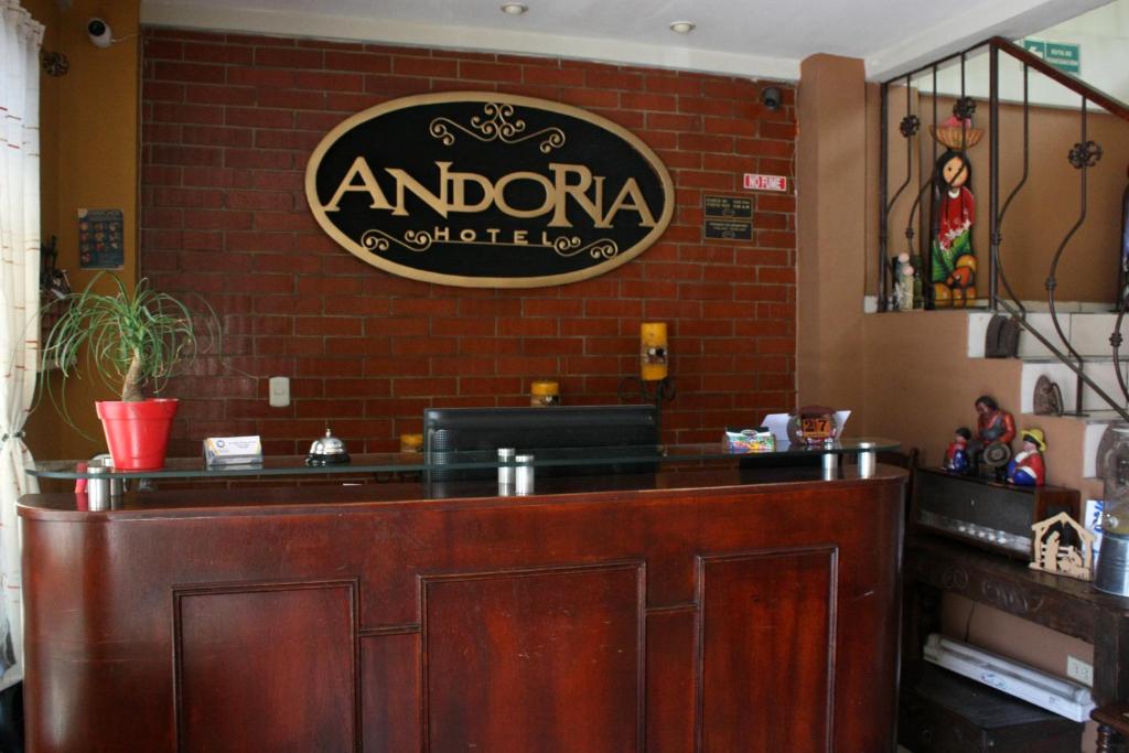 圣萨尔瓦多Hotel Andoria的墙上有标牌的餐厅内的酒吧