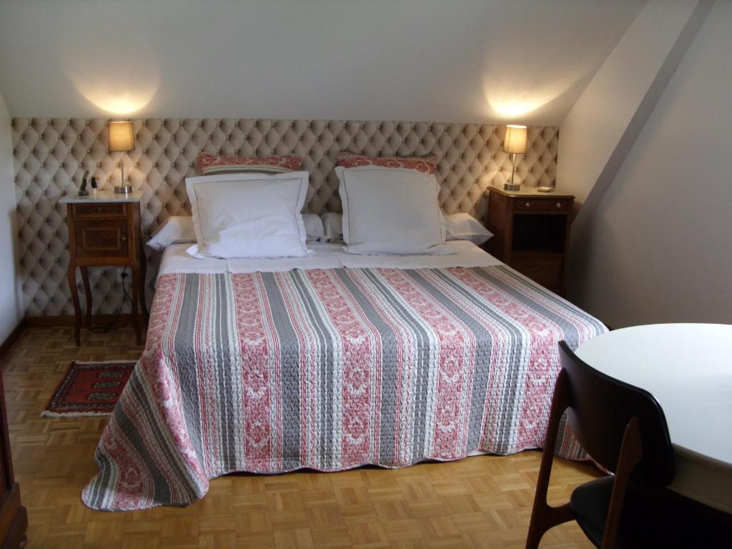 凯泽贝尔Marcia Donatti-A l'Ombre des Coteaux Rio de Janeiro的一间卧室配有一张床和两个枕头