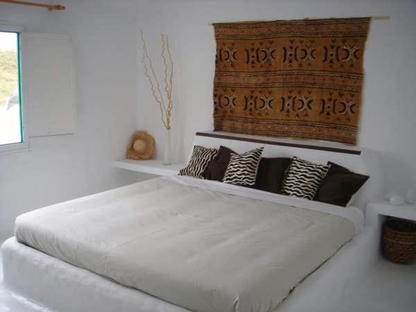 法马拉Casa Callao的卧室配有带枕头的大型白色床