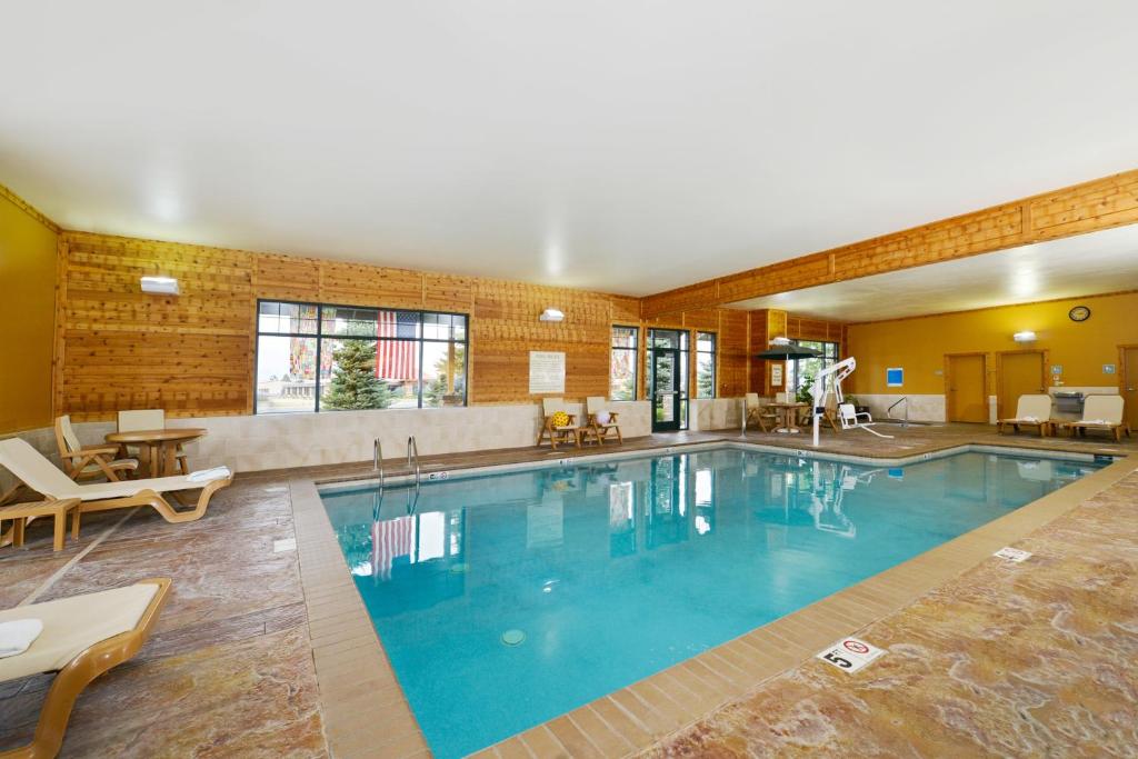 科迪科迪酒店的在酒店房间的一个大型游泳池