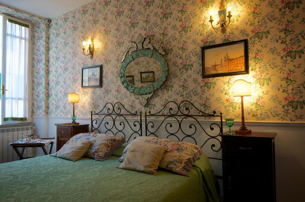 罗马阿科德托洛美宾馆的一间卧室配有一张带两个枕头和镜子的床