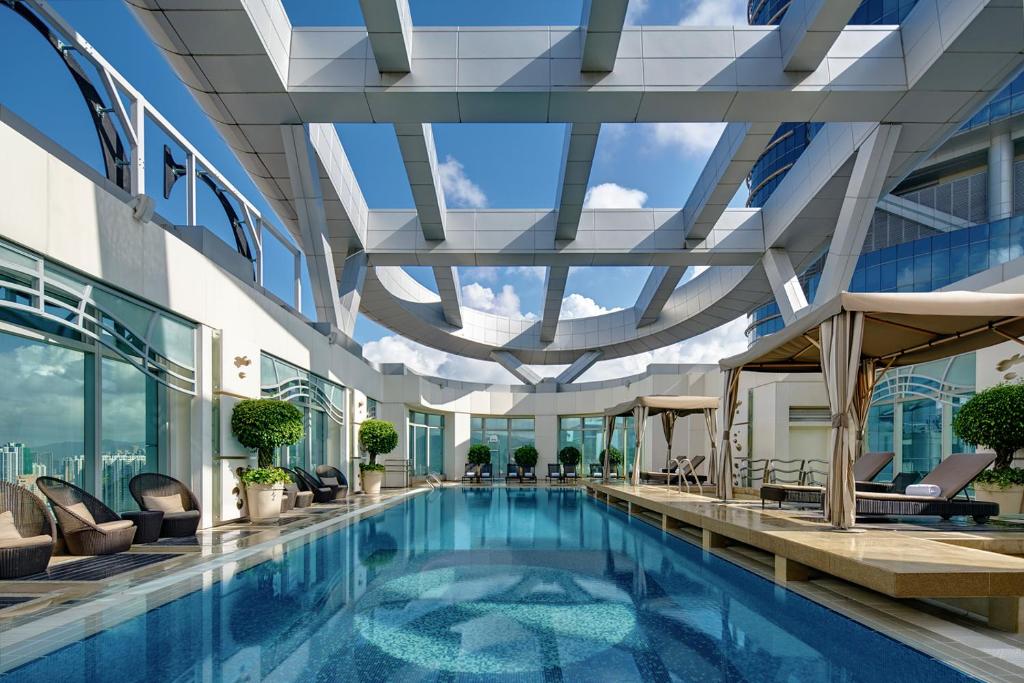 香港香港康得思酒店的一座带大型天花板的建筑中的室内游泳池