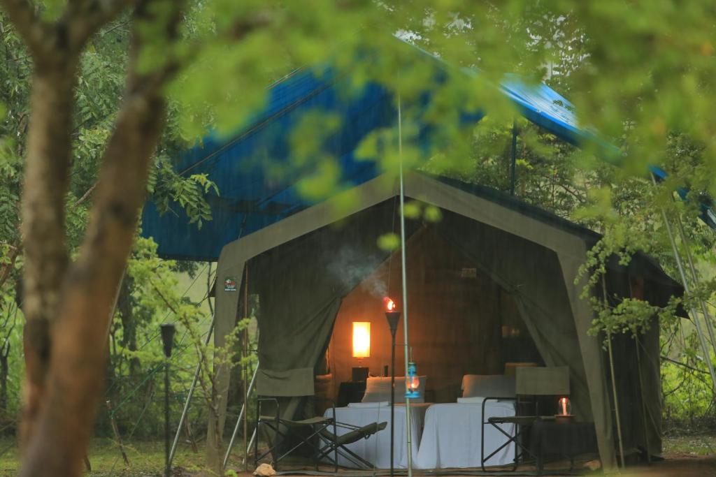 维勒珀图Big Game - Wilpattu by Eco Team的帐篷,配有桌子和火