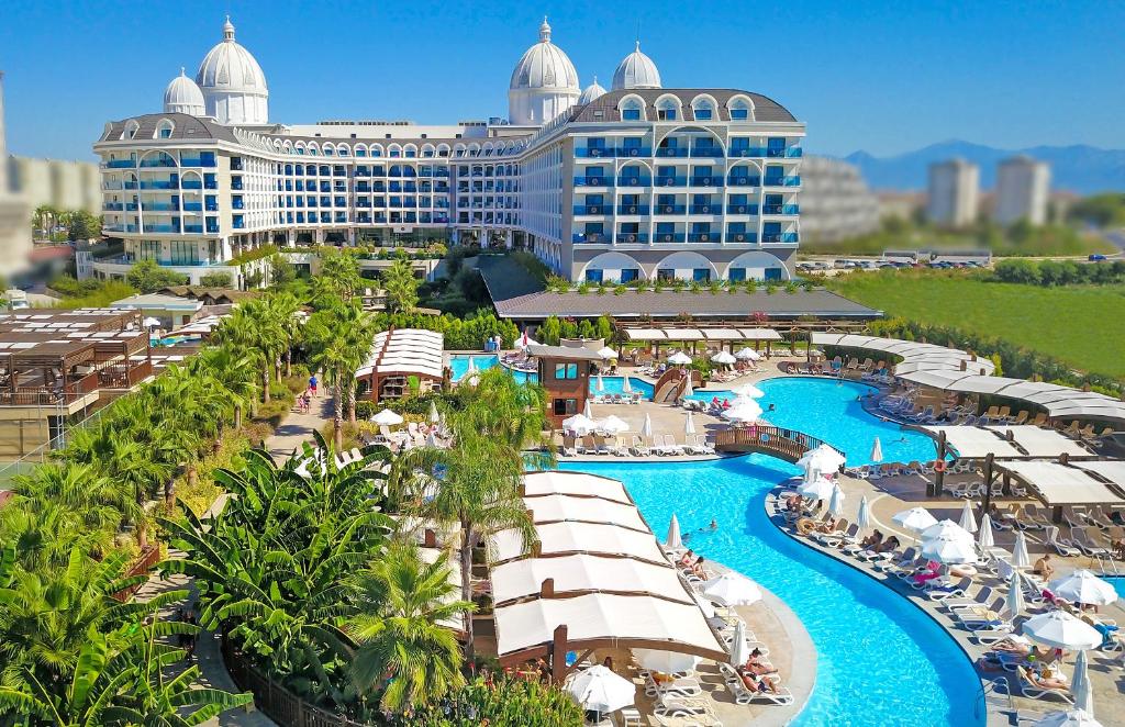 拉瑞阿德拉雅精英拉拉酒店的享有带游泳池的度假村的空中景致