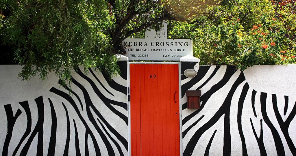 开普敦Zebra Crossing Backpacker的墙上的红门标牌