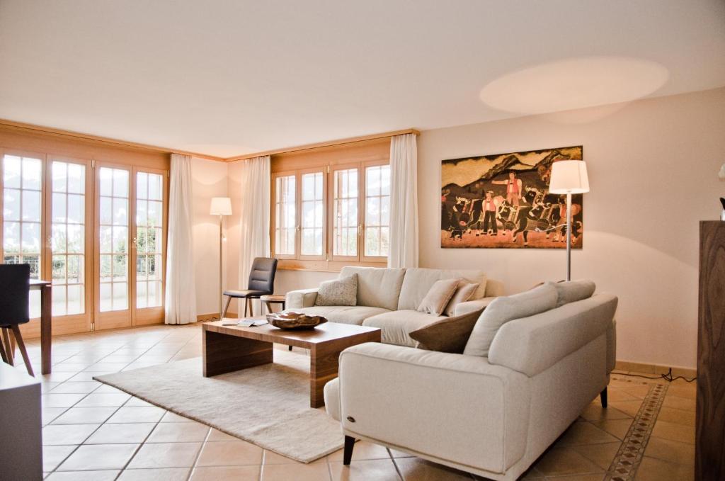 格林德尔瓦尔德Apartment Paradise - GRIWA RENT AG的客厅配有沙发和桌子
