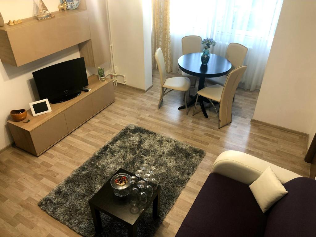 康斯坦察Apartament Antonia Sat Vacanta的客厅配有沙发和带电视的桌子