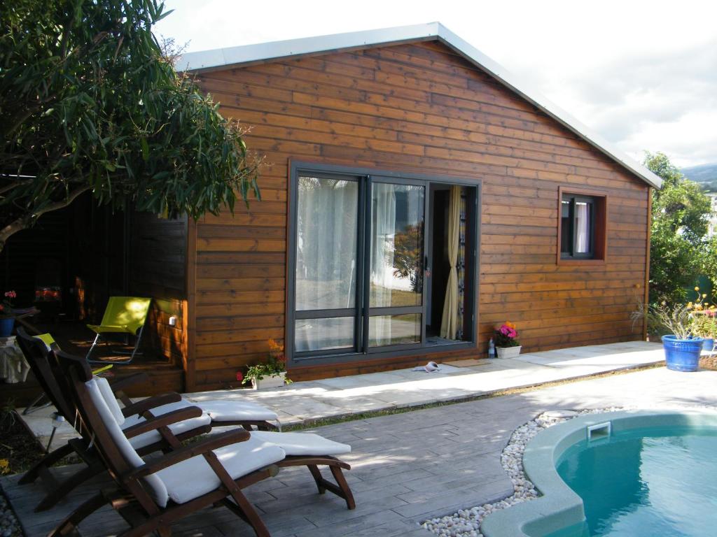 Saint-Gilles-les HautsGéranium et Manguier Guest House的一座房子前面设有游泳池