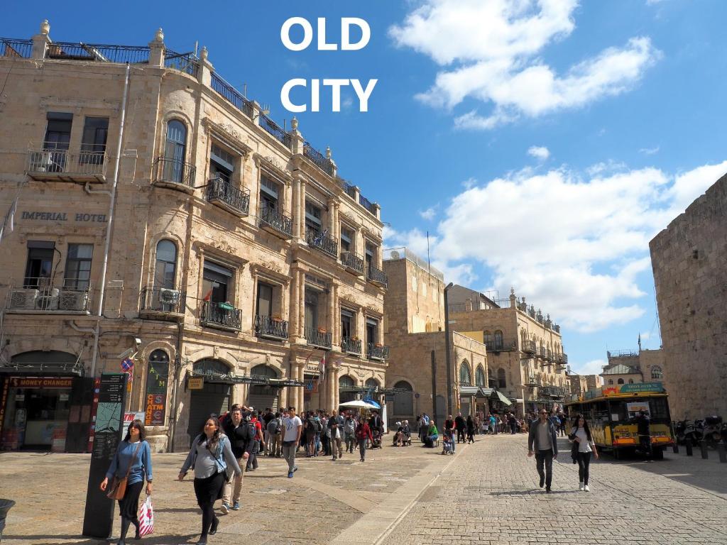 耶路撒冷新帝国酒店 的一群人沿着老城区的街道走着