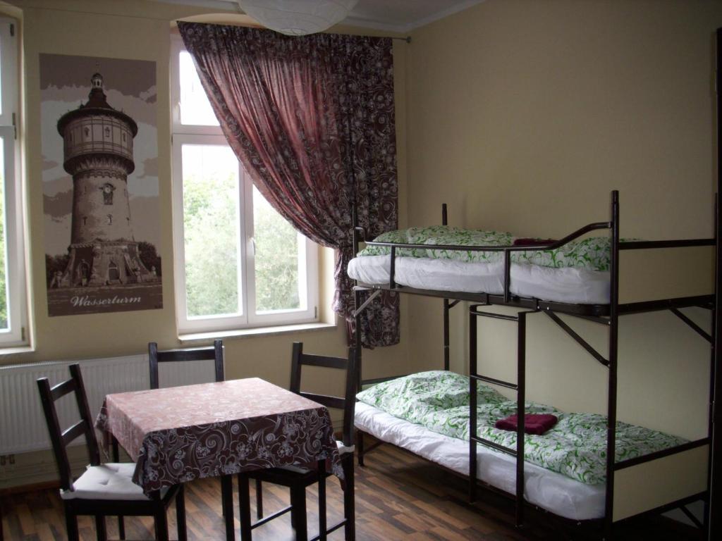 萨勒河畔哈雷5号旅馆的带两张双层床的客房和灯塔
