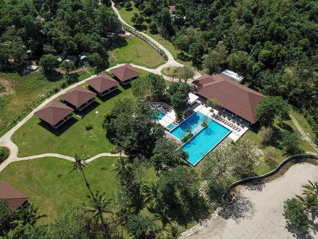 Carles索利纳海滩和自然度假酒店的享有带游泳池的别墅的顶部景致