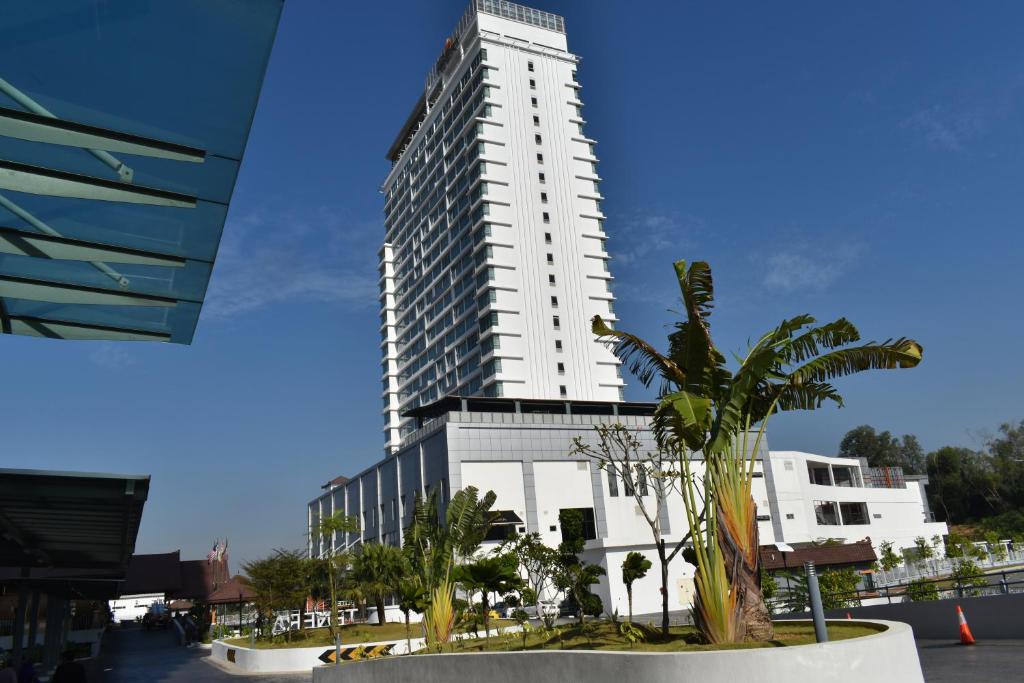 班吉特纳拉酒店的一座高大的白色建筑,前面有棕榈树