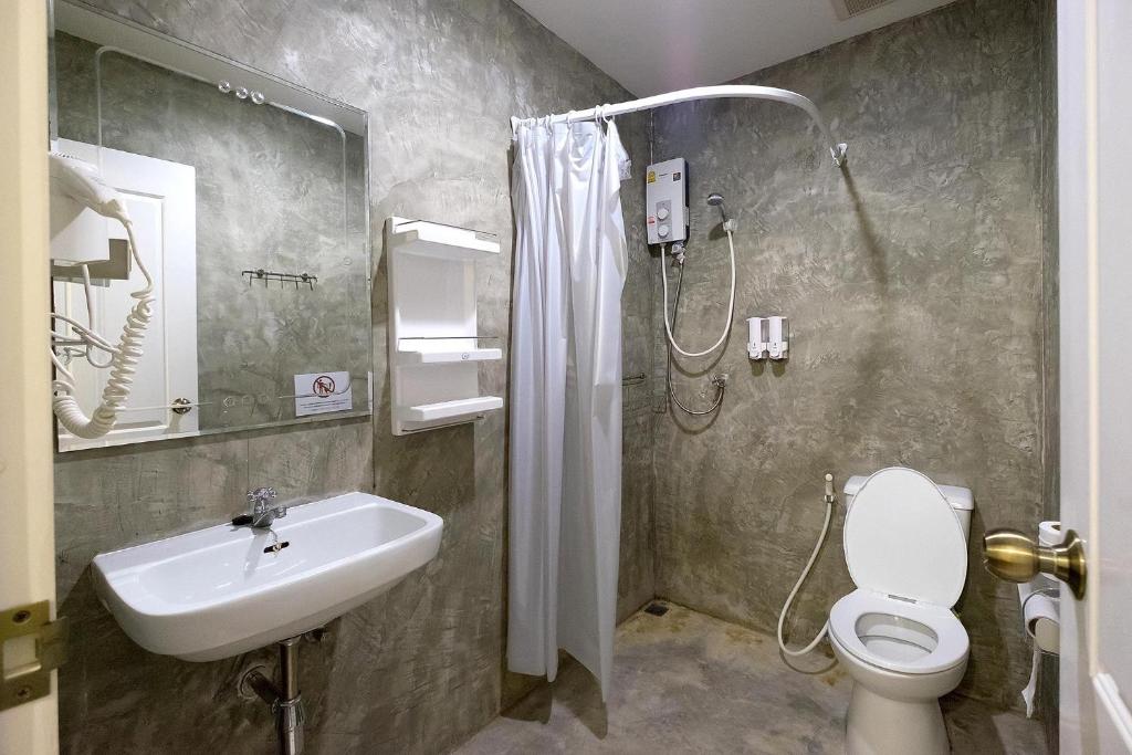 曼谷Les Fleurs Bangkok Hostel的带淋浴、水槽和马桶的浴室