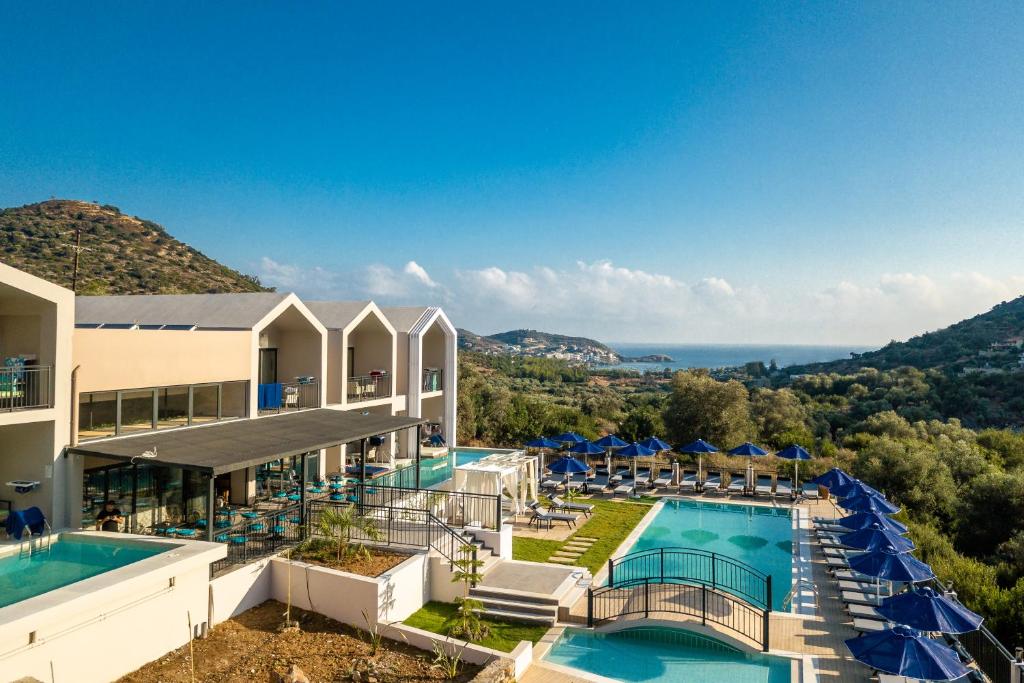 巴利恩T Hotel Premium Suites的享有度假胜地的空中景致,设有2个游泳池