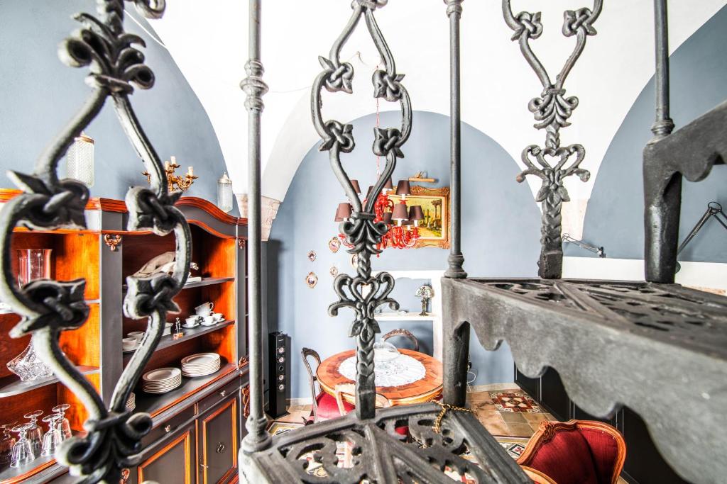 马丁纳弗兰卡La chiocciola grigia的客房配有一张带桌子的铁床。