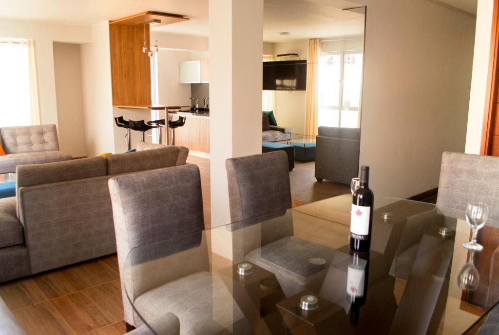 利马Residencial Cafferata的客厅配有带一瓶葡萄酒的桌子