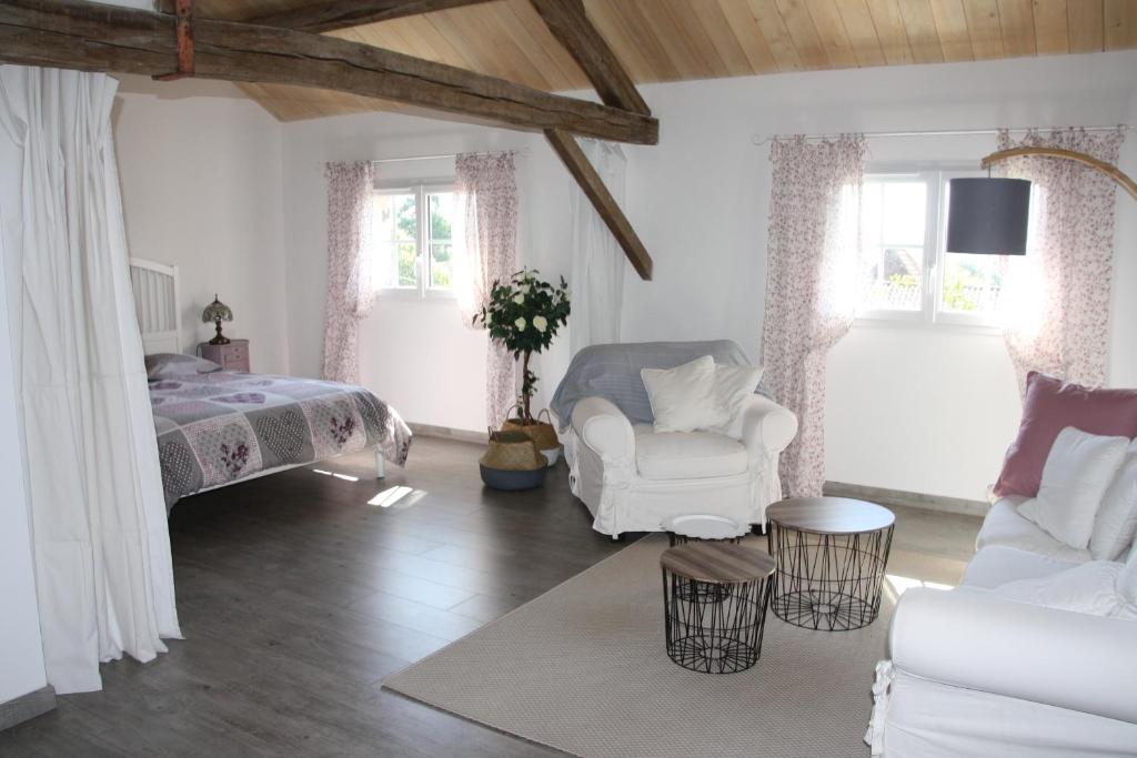 La Forcele petit durbec的白色卧室,配有床和白色椅子