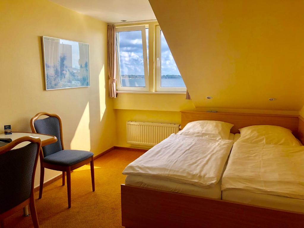 基尔科勒福德酒店的卧室配有床、椅子和窗户。
