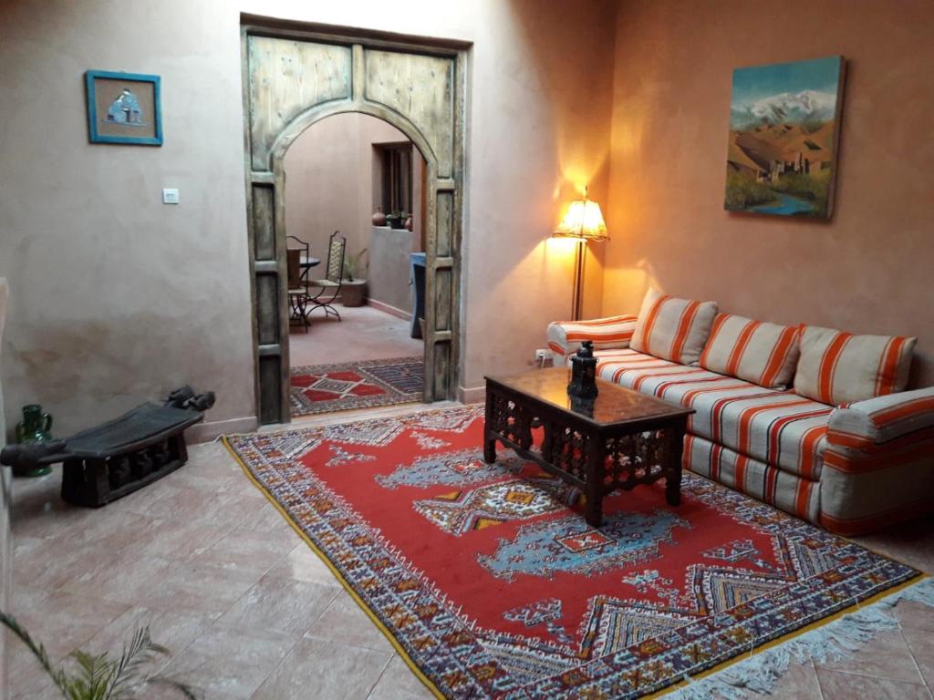阿伊特本哈杜Dar Bilal的带沙发和红色地毯的客厅