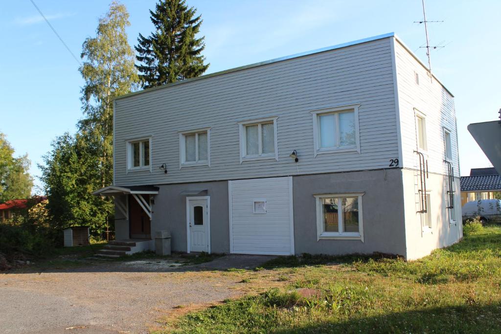 卡拉约基Im Herzen der Altstadt von Kalajoki的一座大型白色房屋,设有车库