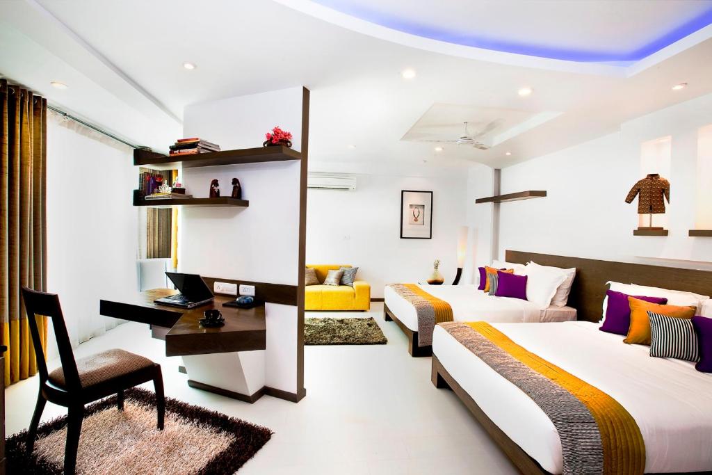 班加罗尔美兰阿斯特里斯公寓的酒店客房配有两张床和一张书桌