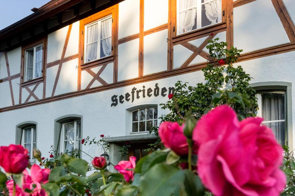乌尔丁根-米赫尔霍芬Haus Seefrieden的前面有鲜花的建筑